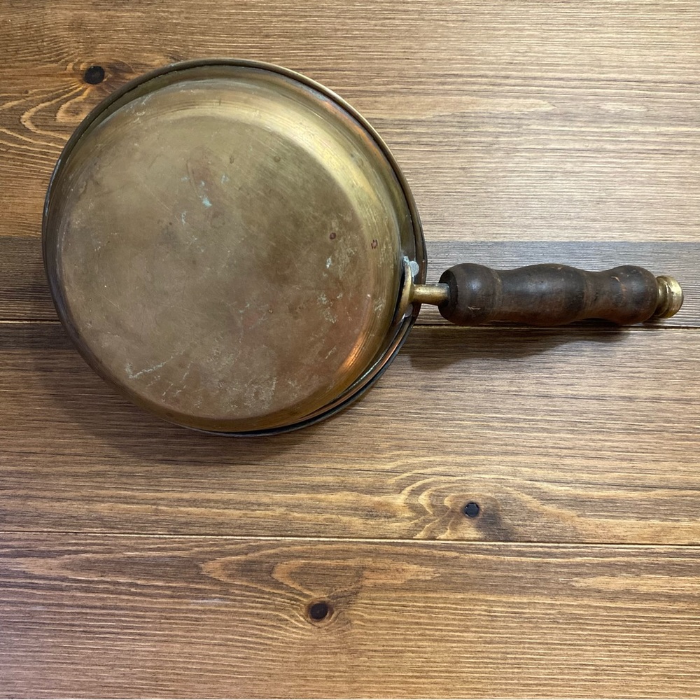 Vintage brass crumb catcher pan with thumb lib and wood handle - Picture 6 of 6